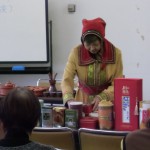 民族衣装を着てお茶を入れる森川先生
